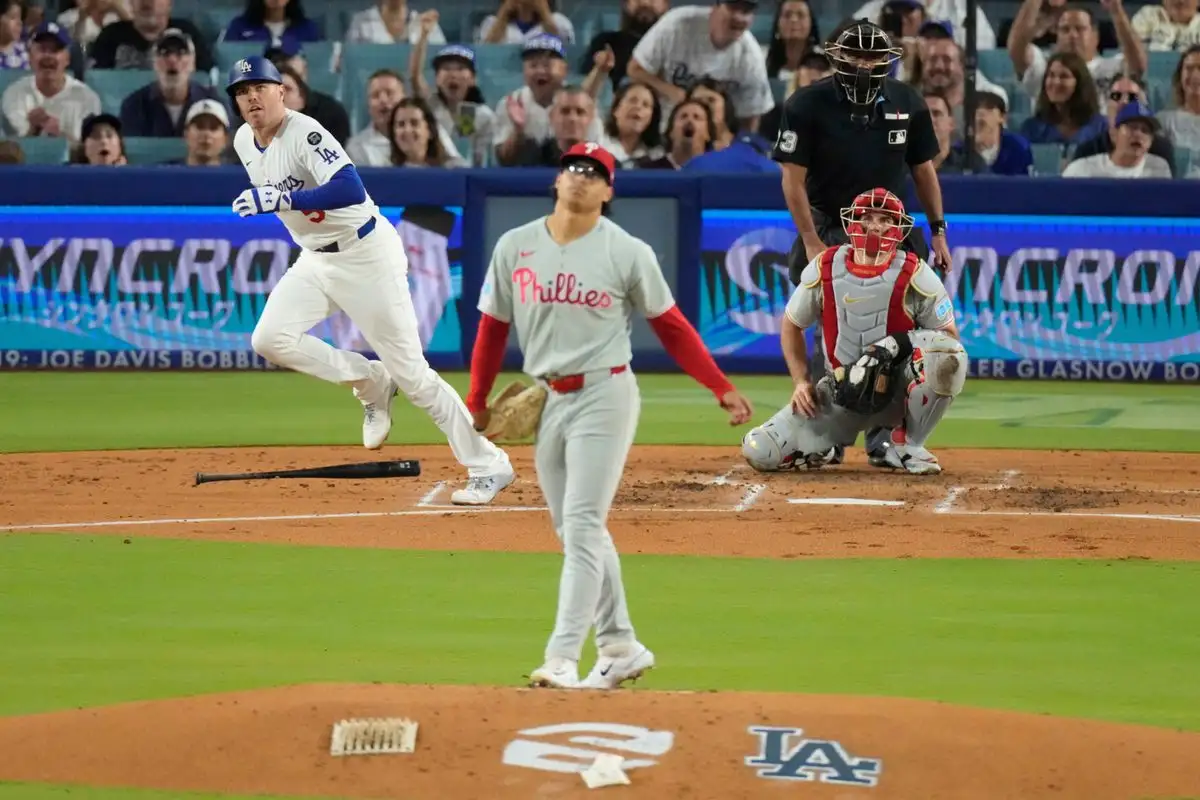 Checo Pérez, de la pista al diamante: lanza la primera bola en triunfo de Dodgers sobre Filis