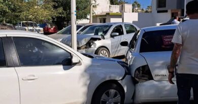 Deja daños materiales choque de autos