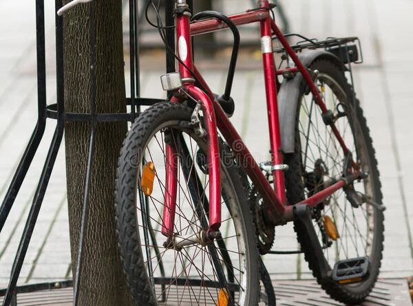 la bicicleta roja parqueo en la calle en vilna 49959850