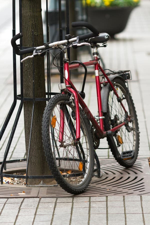 la bicicleta roja parqueo en la calle en vilna 49959850