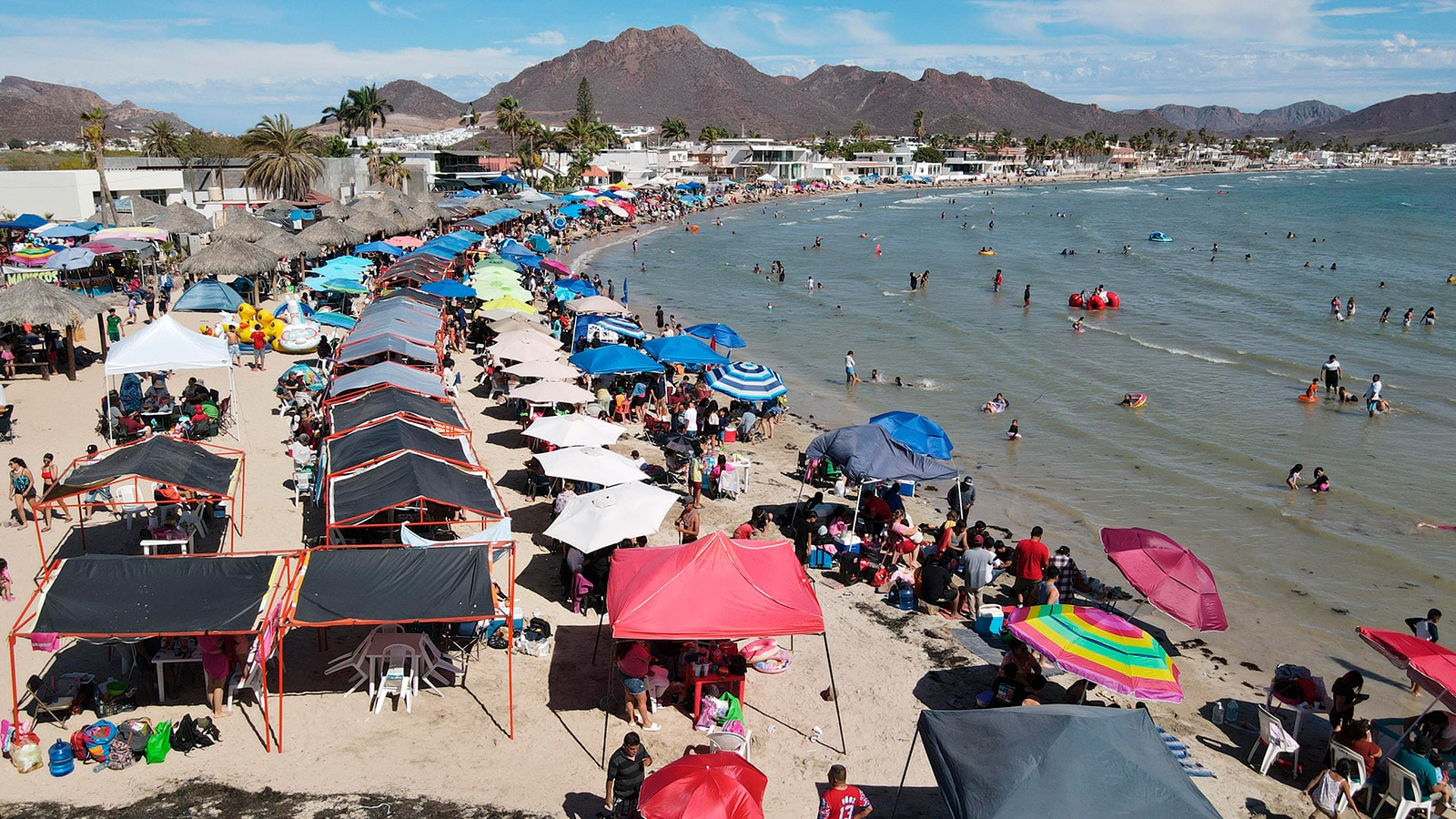 Queman basura en la playa