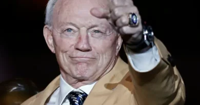 La NFL multa con 250 mil dólares a Jerry Jones, dueño de Cowboys, por gesto obsceno