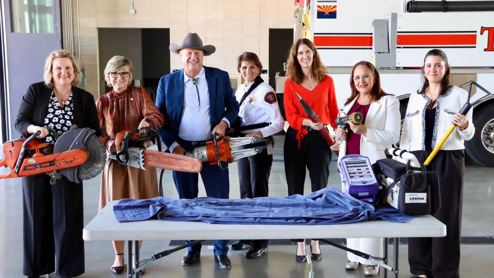 Recibe alcaldesa Karla Córdova González equipo para Bomberos en Meza Arizona