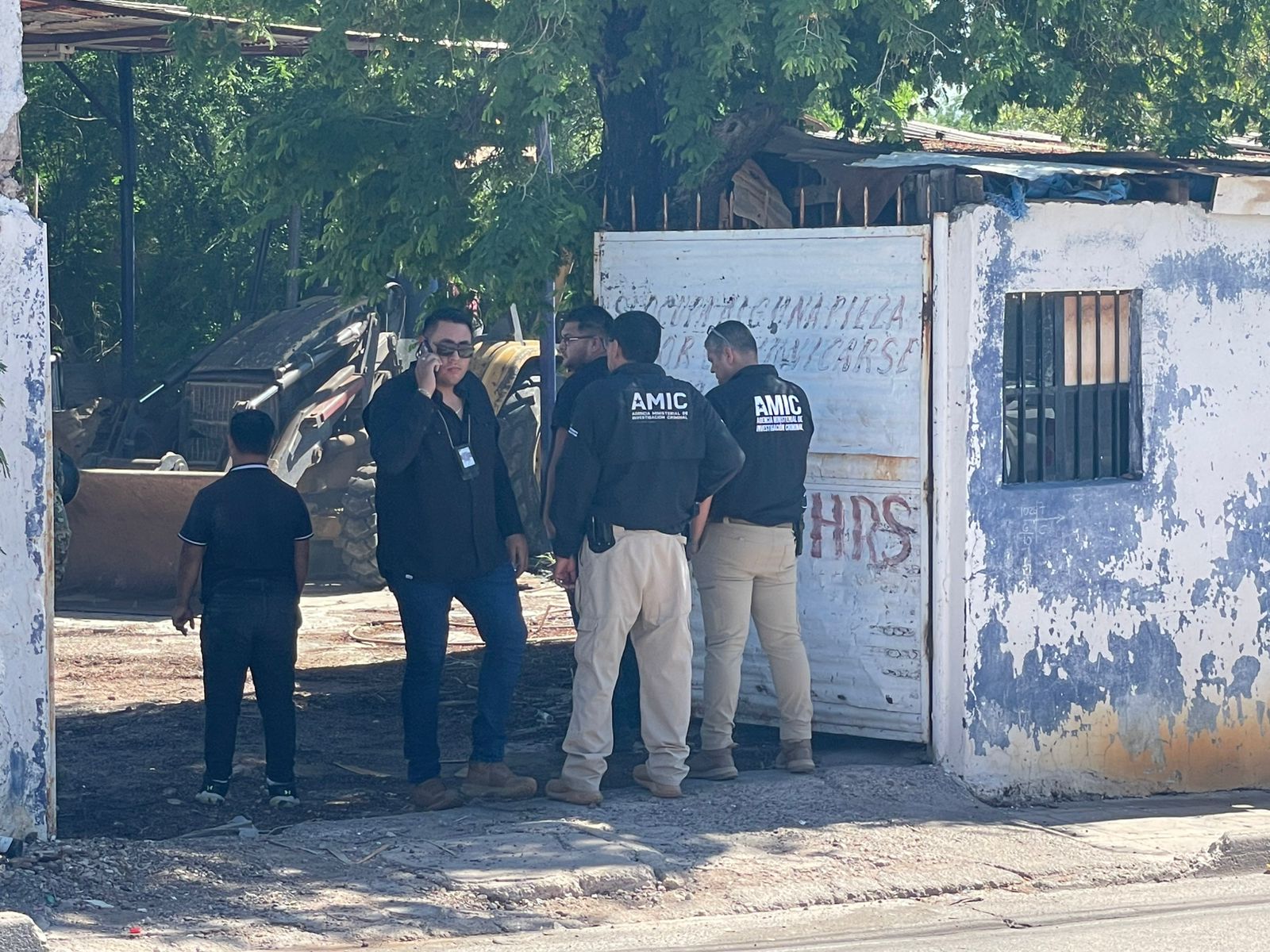 Buscan restos humanos en fosas