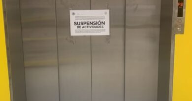 Quedan menores atrapados en elevador