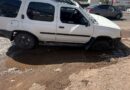 Cae vehículo a alcantarilla