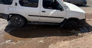 Cae vehículo a alcantarilla