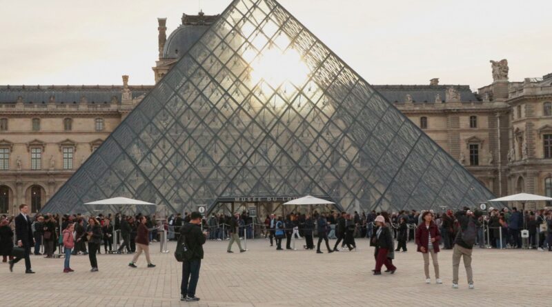 Robo en el Louvre Detienen a cinco por robo de joyas
