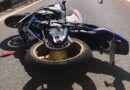 Choca a motociclista y huye