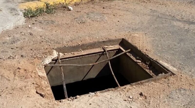 alcantarilla abierta en avenida de las azucenas col lopez mateos 562486