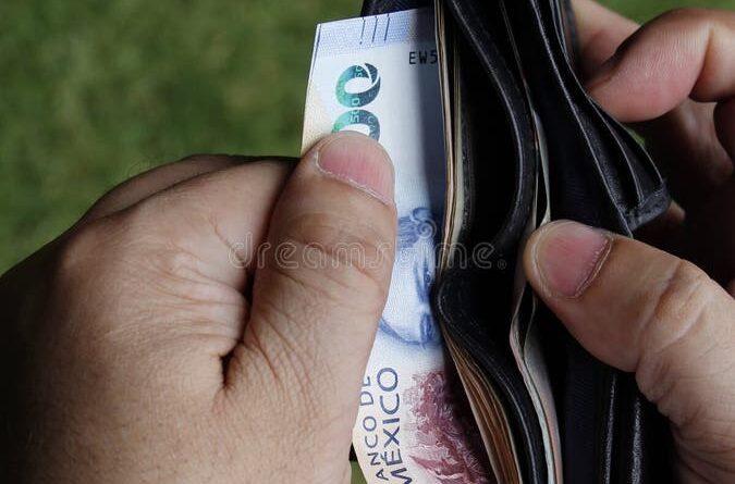economia y finanzas con dinero mexicano manos de un hombre arrebatando una cartera 233578824