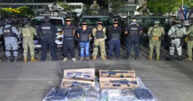 Detienen a cuatro presuntos extorsionadores y aseguran armas y droga en Tabasco