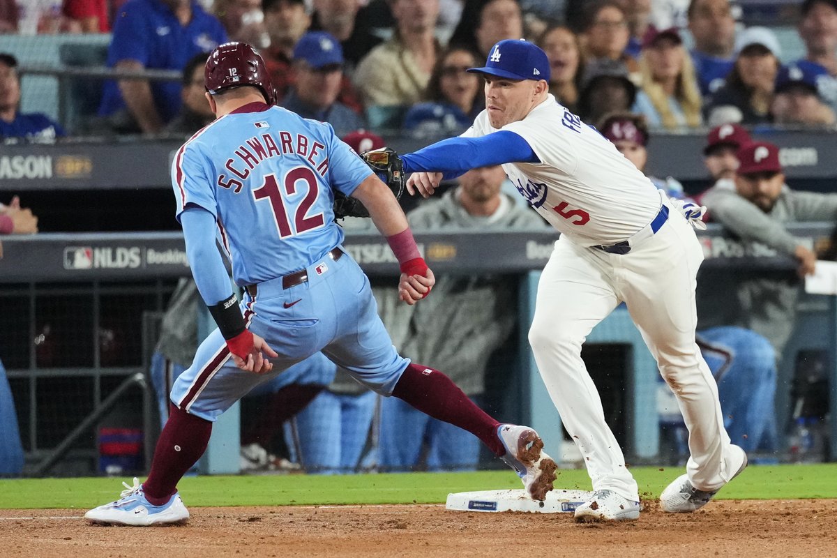 Filis evitan barrida al imponerse a Dodgers en juego 3 de Serie Divisional