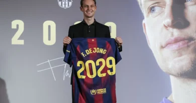 Frenkie De Jong resiste las embestidas del Barcelona y firma hasta 2029