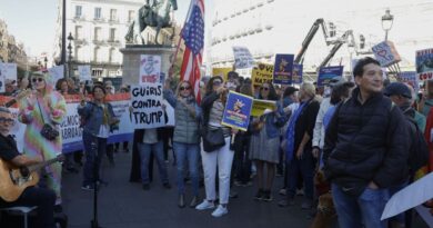 FOTOS: Ciudadanos Estadounidenses Protestan en España Contra la ‘Tiranía’ de Donald Trump