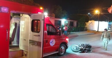 Resultan dos jóvenes lesionados en choque de motos