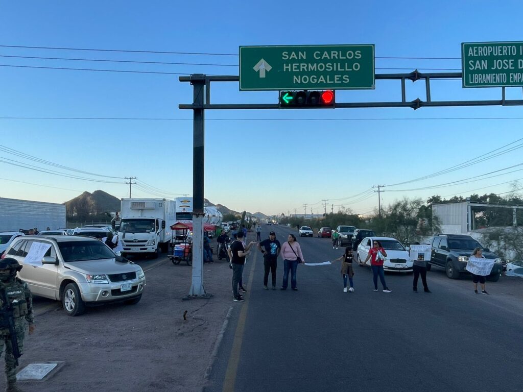 Tras bloqueo de carretera se registra pleito entre mujeres; además caos vehicular 3 106
