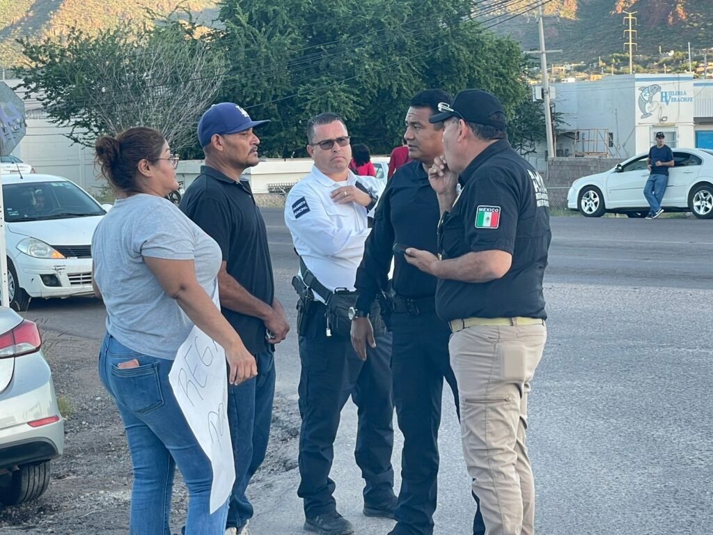 Tras bloqueo de carretera se registra pleito entre mujeres; además caos vehicular 5 108