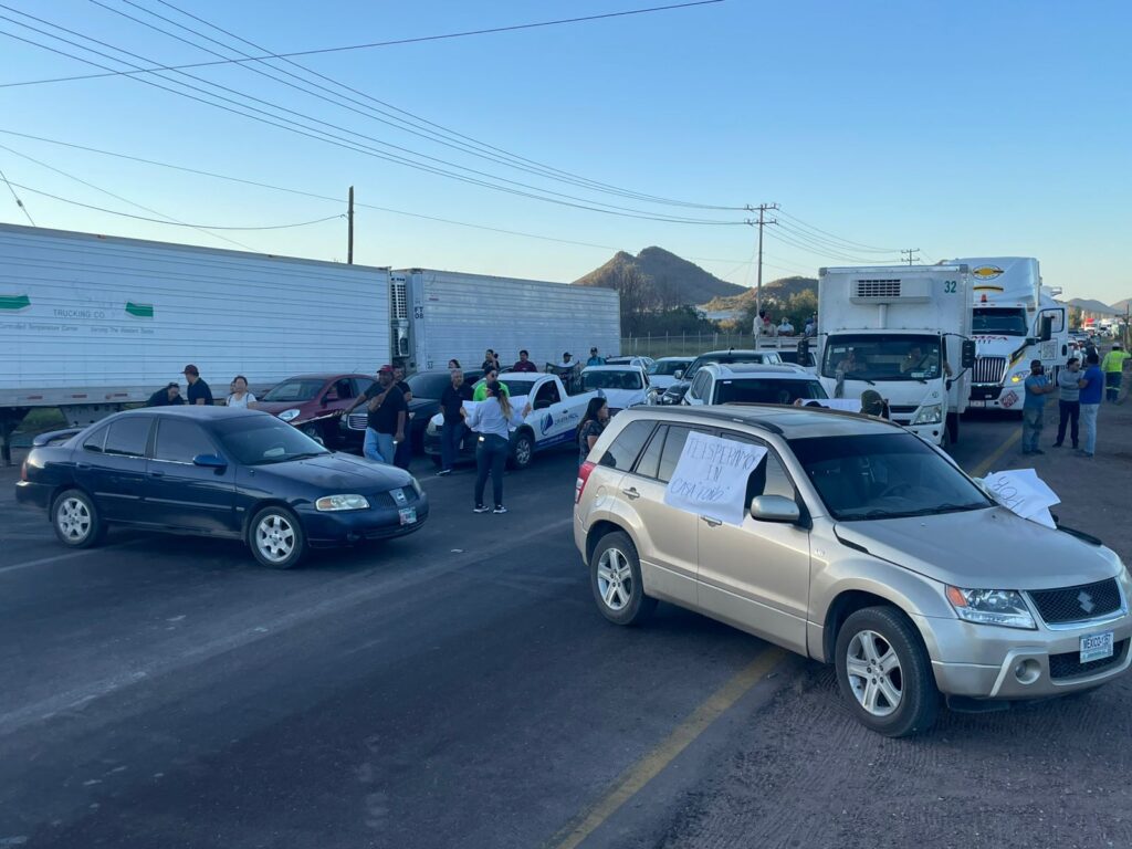 Tras bloqueo de carretera se registra pleito entre mujeres; además caos vehicular 7 110