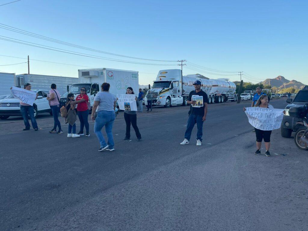 Tras bloqueo de carretera se registra pleito entre mujeres; además caos vehicular 9 113