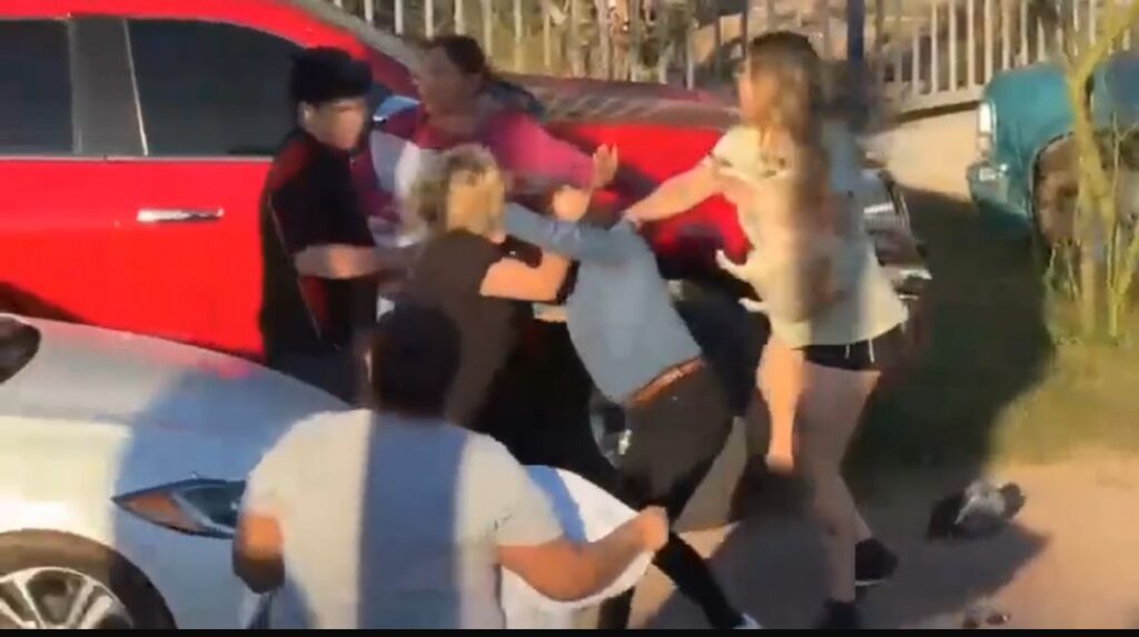 Tras bloqueo de carretera se registra pleito entre mujeres; además caos vehicular 11 115 1