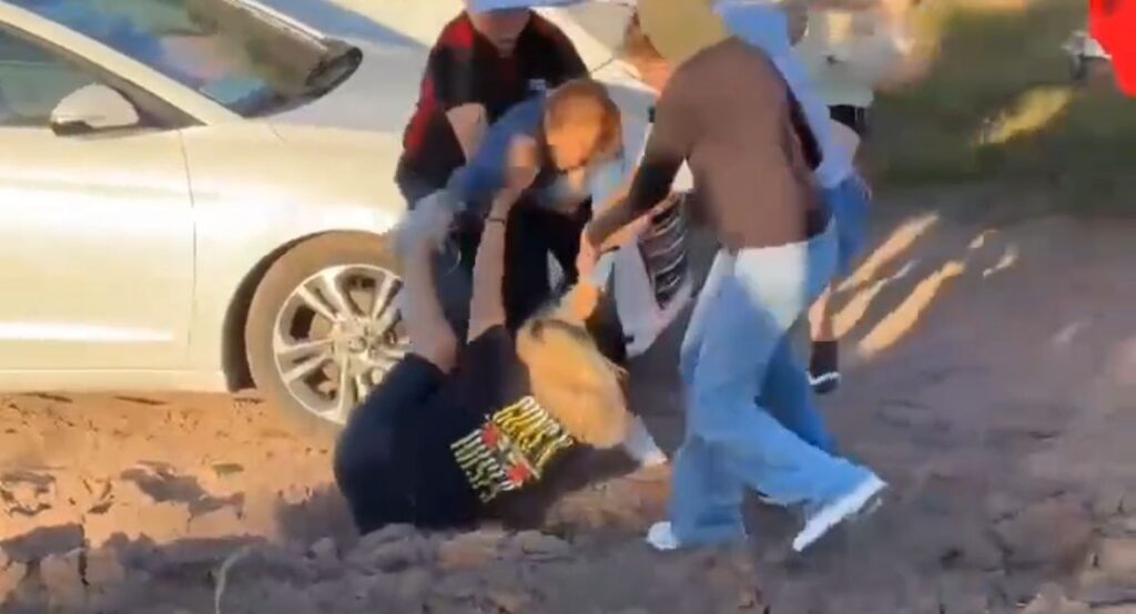 Tras bloqueo de carretera se registra pleito entre mujeres; además caos vehicular 12 116