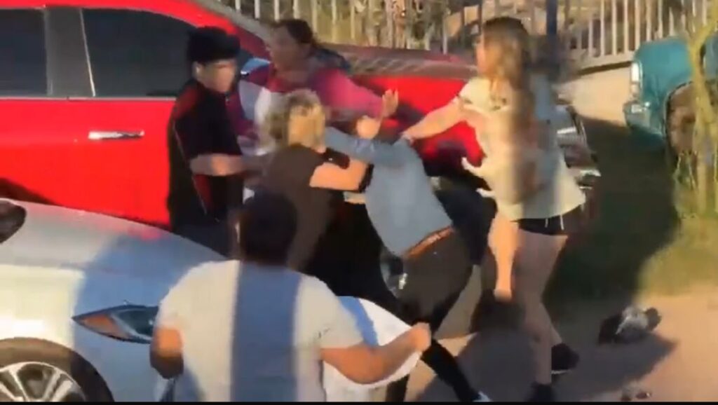 Tras bloqueo de carretera se registra pleito entre mujeres; además caos vehicular 13 117