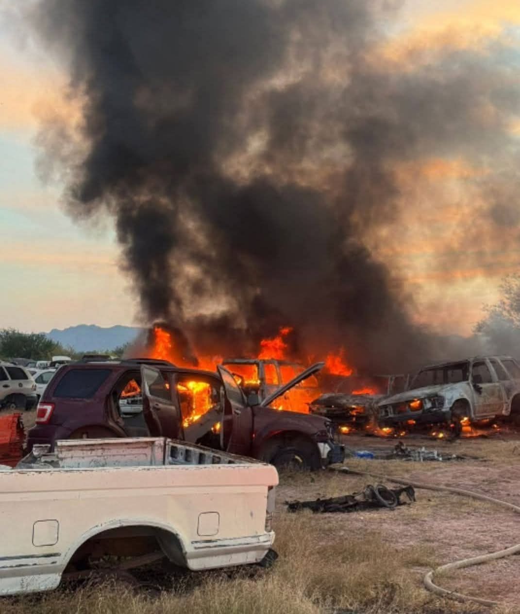 Se incendia corralón de grúas
