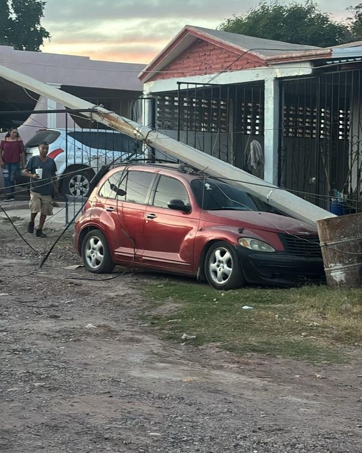 Caen postes de CFE; hay un auto afectado 3 141