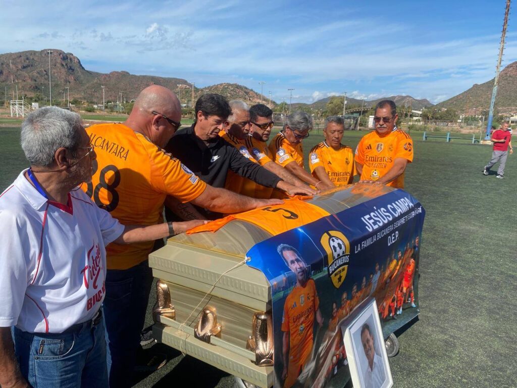 Despiden a Jesús Campa en campo de fútbol 2 343