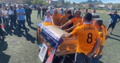 Despiden a Jesús Campa en campo de fútbol