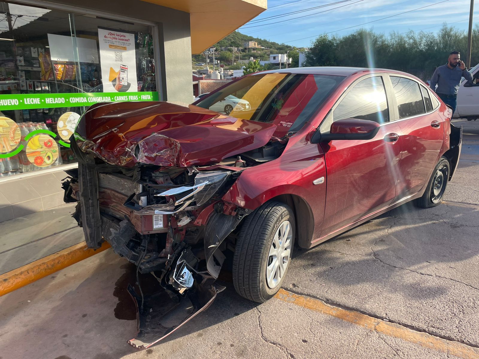 Mujer provoca fuerte choque