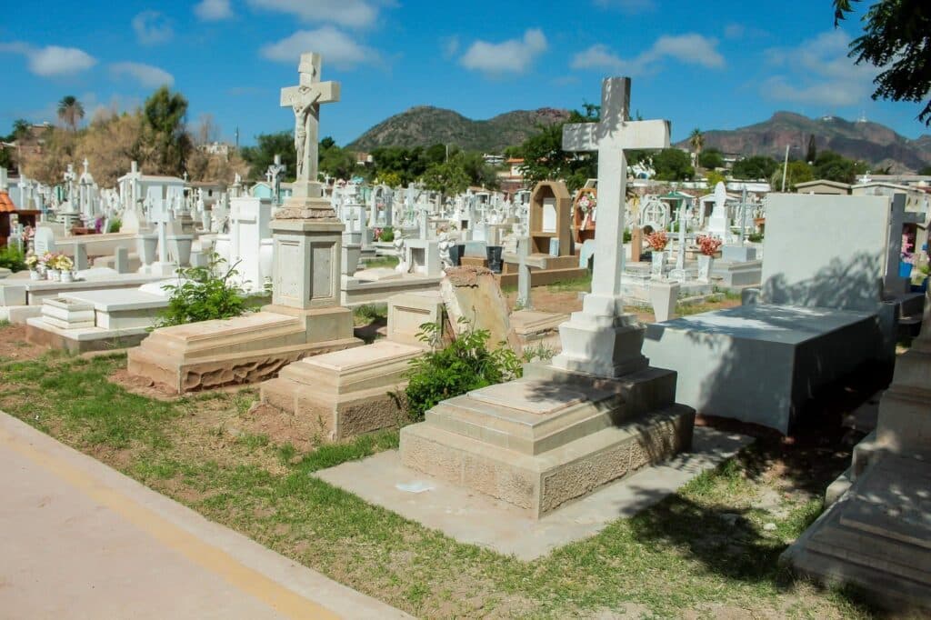 Fumigan panteones para prevenir dengue 1 562