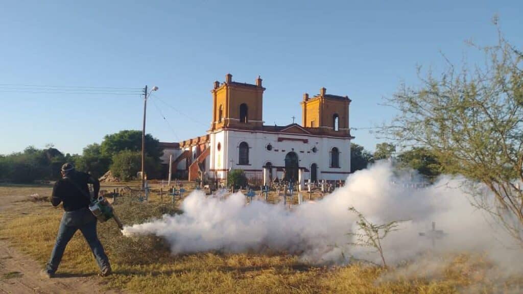 Fumigan panteones para prevenir dengue 2 563