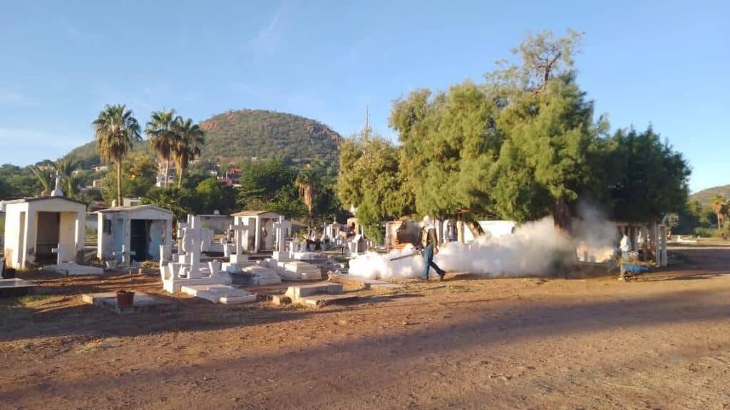 Fumigan panteones para prevenir dengue 3 564