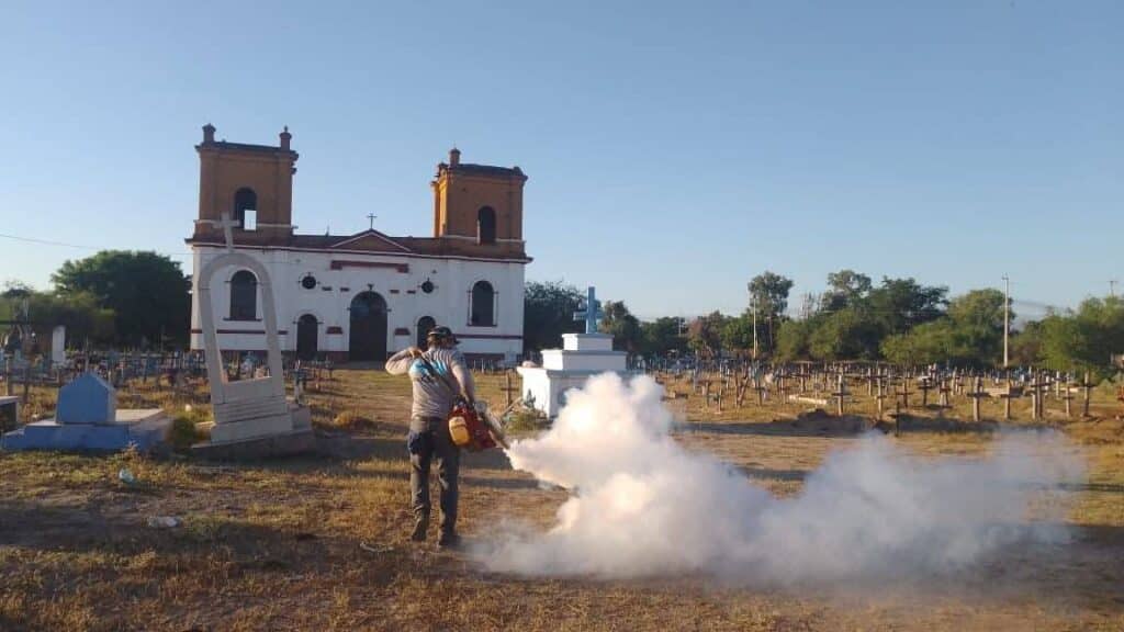 Fumigan panteones para prevenir dengue 4 565
