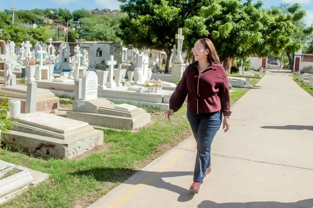 Fumigan panteones para prevenir dengue 5 567