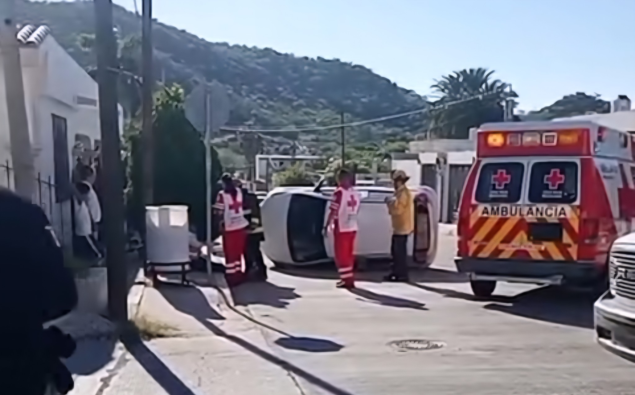 Chocan vehículos; uno de ellos volcó en la colonia Petrolera