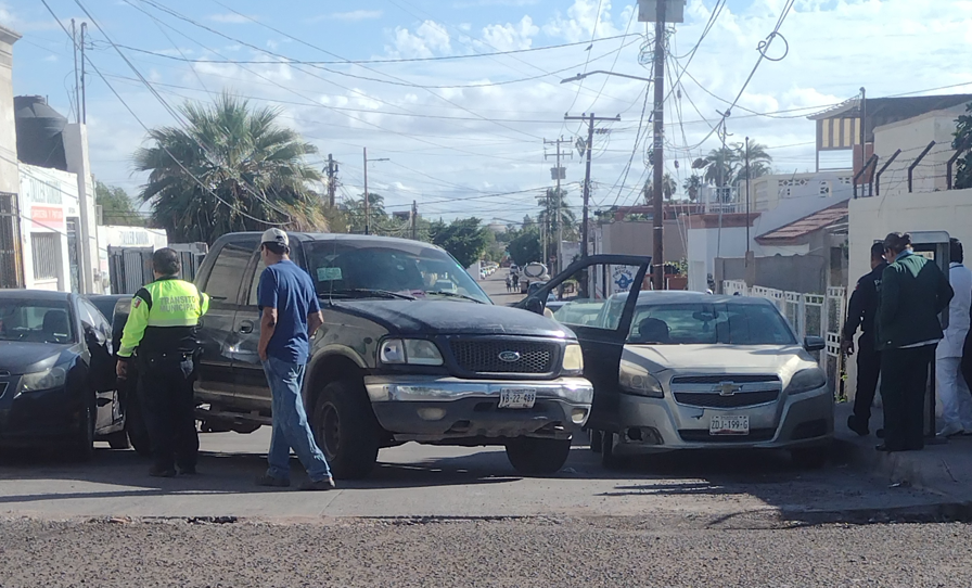 Choca contra auto estacionado 2 95