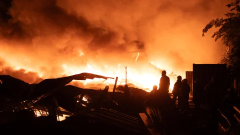 Vídeo: Fuerte explosión por incendio en planta química en Argentina 3 Argentina 2