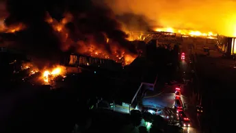 Vídeo: Fuerte explosión por incendio en planta química en Argentina 4 Argentina 3