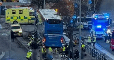 Autobús se estrella contra parada en Estocolmo: Se reportan muertos y heridos