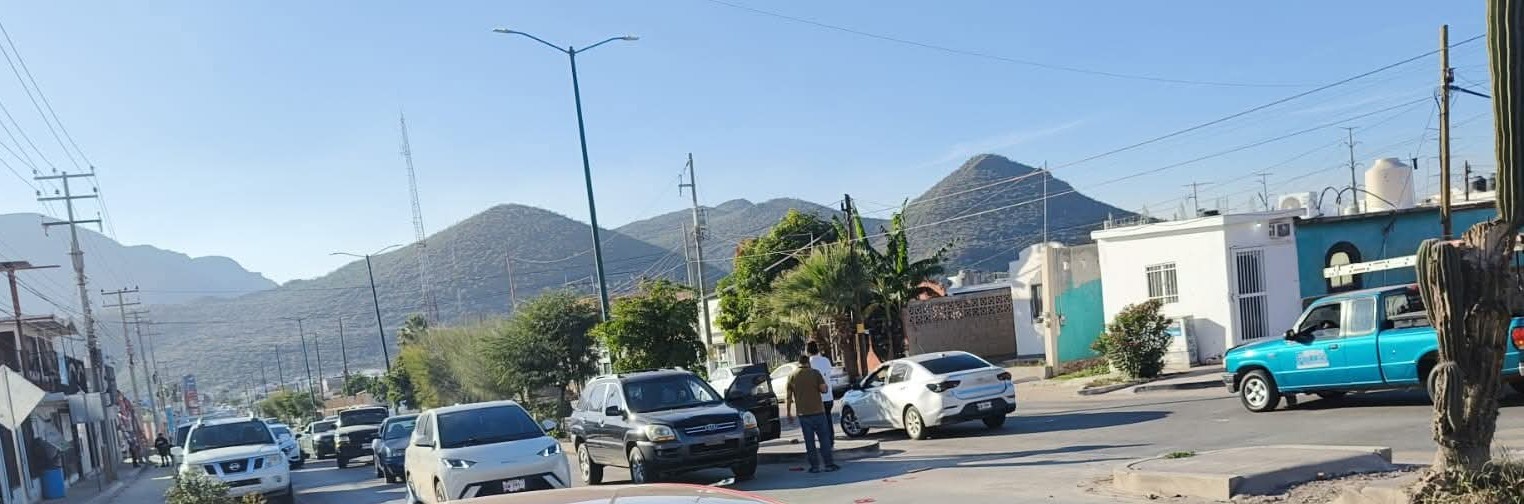Participan en choque de autos