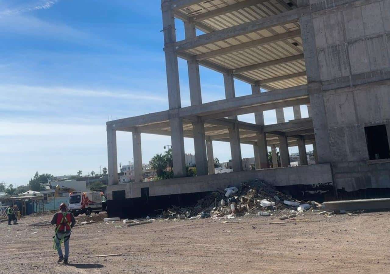 Trabajador cae de tarima