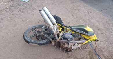 ¡Se salva de milagro motociclista!