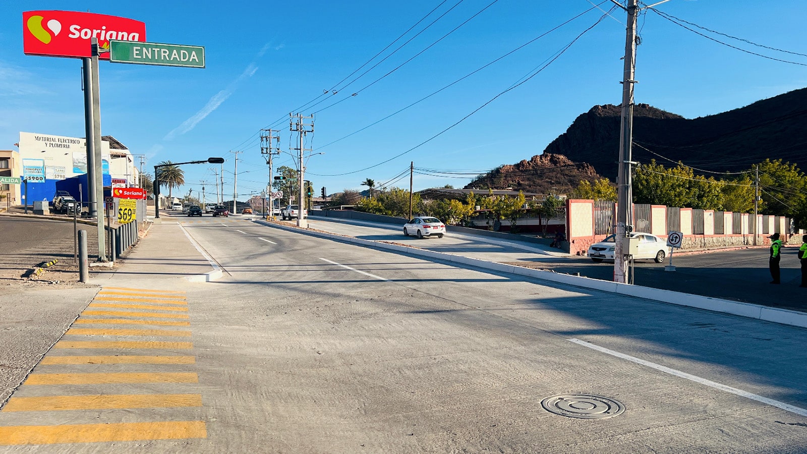 Auto se impacta contra camión urbano