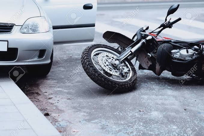Choca pick up contra motocicleta