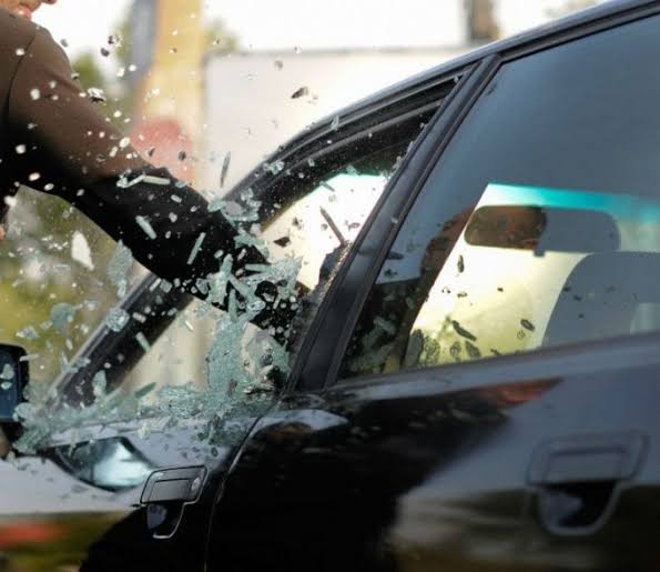 Roban y provocan daños a vehículo