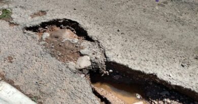 Cae motociclista a bache