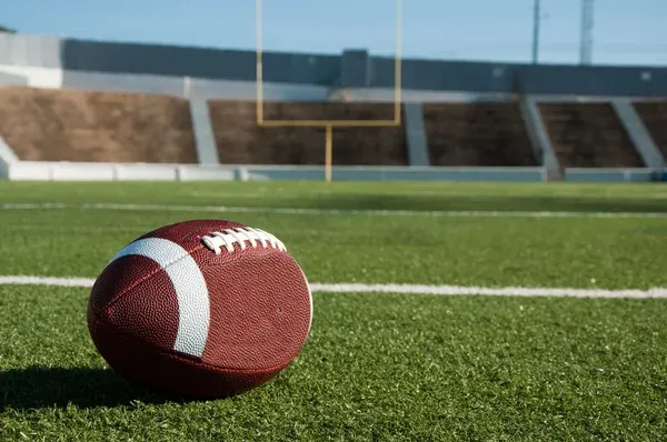 Fondo de inversión de estados unidos anuncia llegada a la liga de futbol americano 1 stock photo american football on field 1